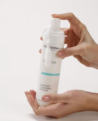 ✨ Podzim si žádá extra dávku jemnosti ✨ Unstress Jemná čisticí pěna je jako pohlazení pro vaši pleť. 🍂💧 🤍 Bez mýdla, zato...